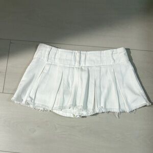 White Pleated Edikted skirt